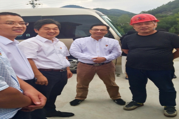 市委常委、區(qū)委書記葛學斌視察古堰畫鄉(xiāng)游客接待中心建設項目