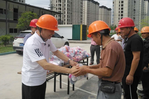 市建設(shè)局、市建筑業(yè)協(xié)會(huì)領(lǐng)導(dǎo)親臨現(xiàn)場(chǎng)慰問一線工人